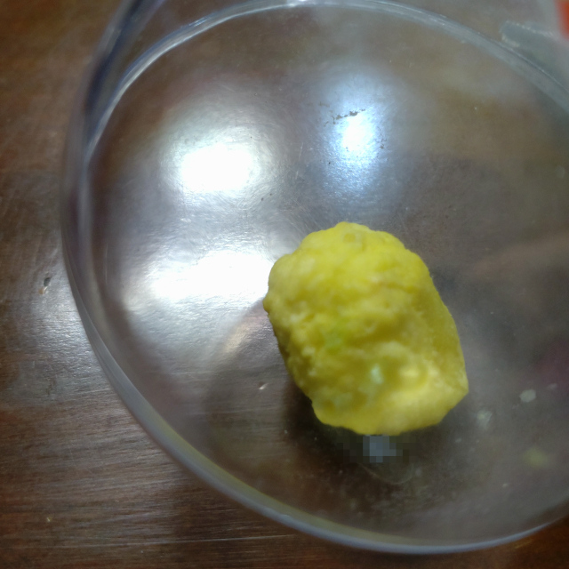 受潮萎縮後棉花糖和裝著它的塑膠殼